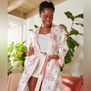 MORGAN LANE x FABFITFUN - Allie Satin Robe - White & Pink Floral - size S